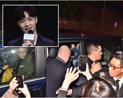 戴着口罩的张艺兴已上车，向车外粉丝挥手。