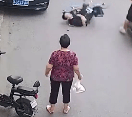 共享單車突自動鎖死案件頻生。 央視截圖