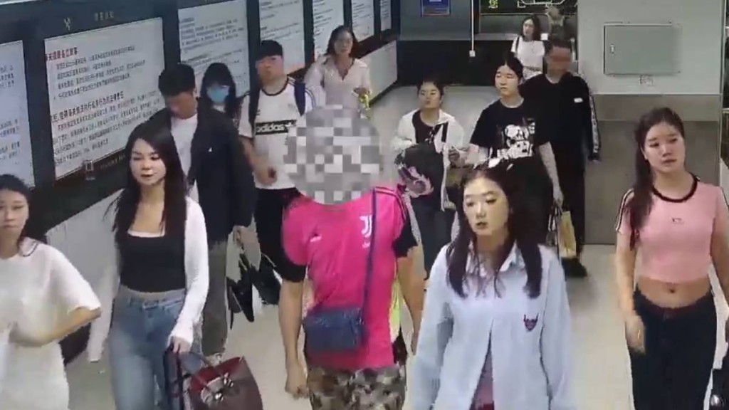 羅湖海關截查男旅客發現對方攜有大麻煙。海關發布