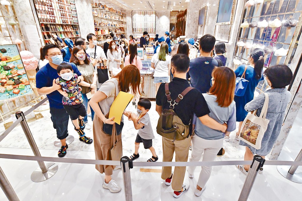 疫下本港市民如常購物消費。