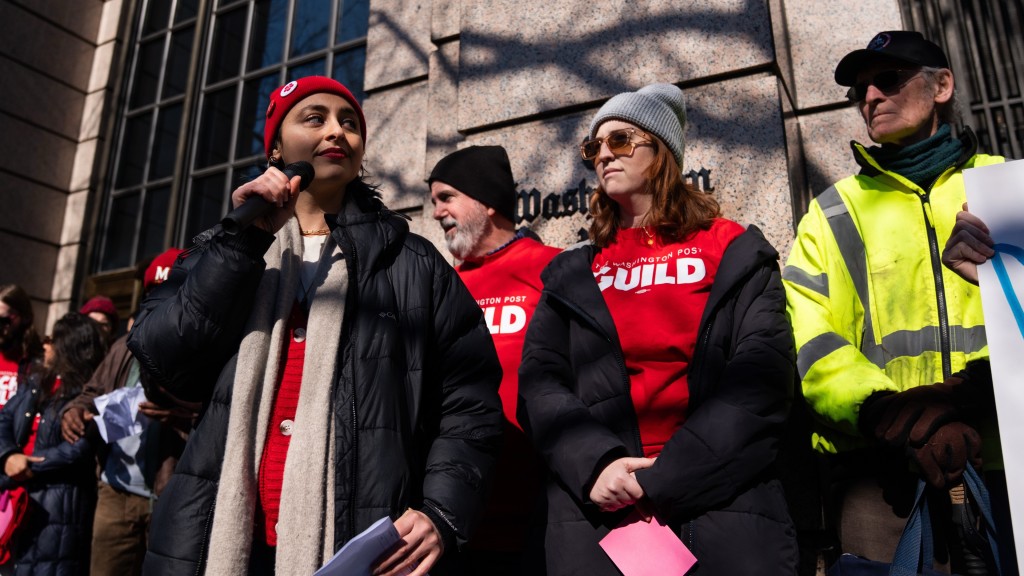 前員工與支持者聚集在華郵總部外抗議。 美聯社 前員工與支持者聚集在華郵總部外抗議。 美聯社