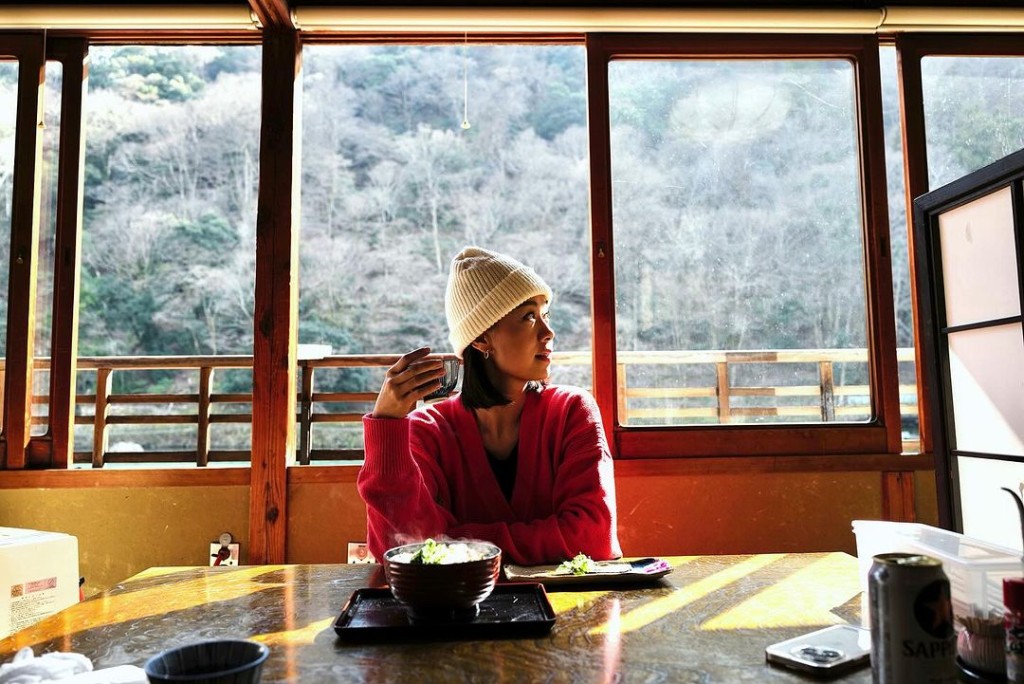 黃心穎日前在IG分享了多張在日本嘆茶的相片，並寫道：「飲料系列」。