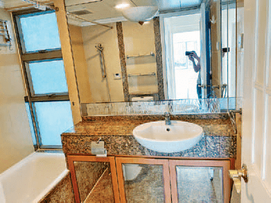 浴室保養得宜，設有浴缸及大鏡等基本設備。