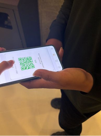 外賣騎手展示交通安全碼。上海市公安局交管總隊 外賣騎手展示交通安全碼。上海市公安局交管總隊