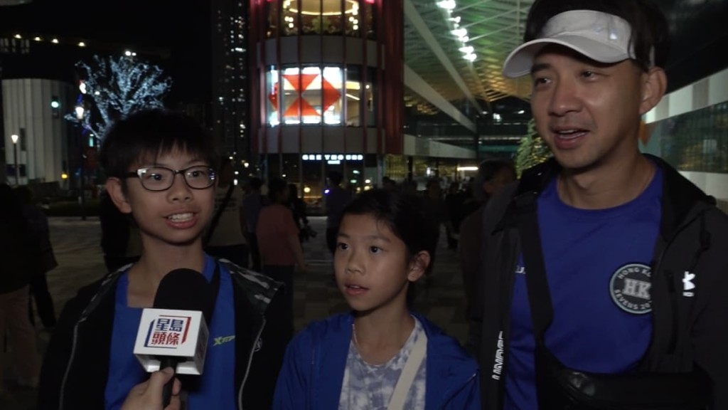 蘇先生（右） 一家四口到場支持港隊，其12歲兒子和10歲女兒平日都有打欖球。