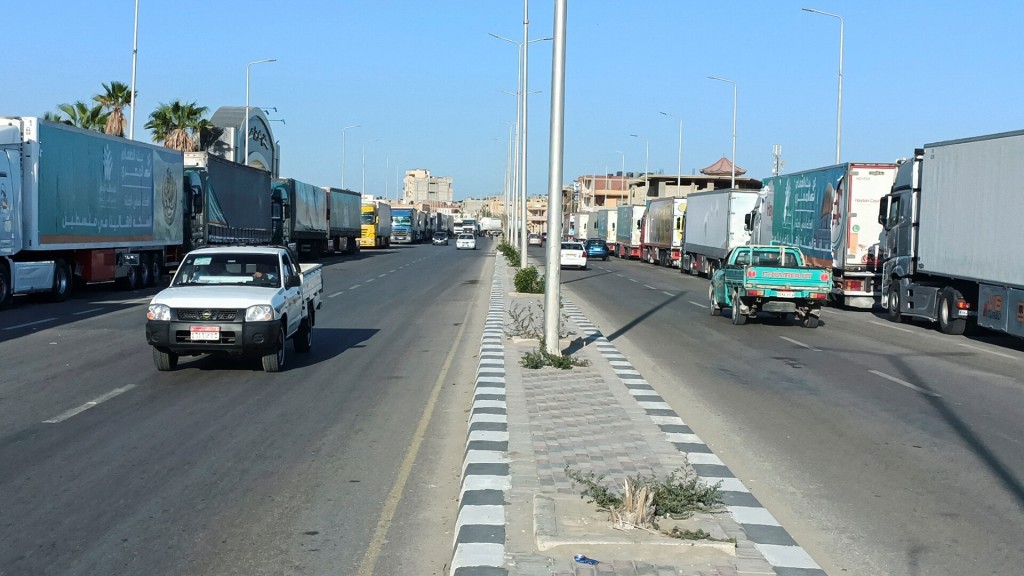 在拉卡口岸埃及一側等待進入加沙的卡車大排長龍。路透社
