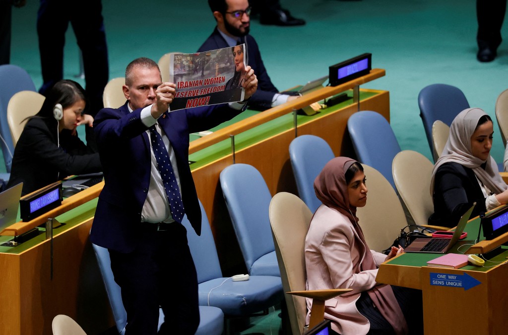 以色列駐聯合國大使爾登指以色列公民遭到哈馬斯俘擄，是戰爭罪行。路透社