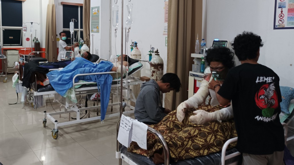  12月25日凌晨，傷者在印尼中蘇拉威西省莫羅瓦利縣的一醫院接受治療。(新華社)