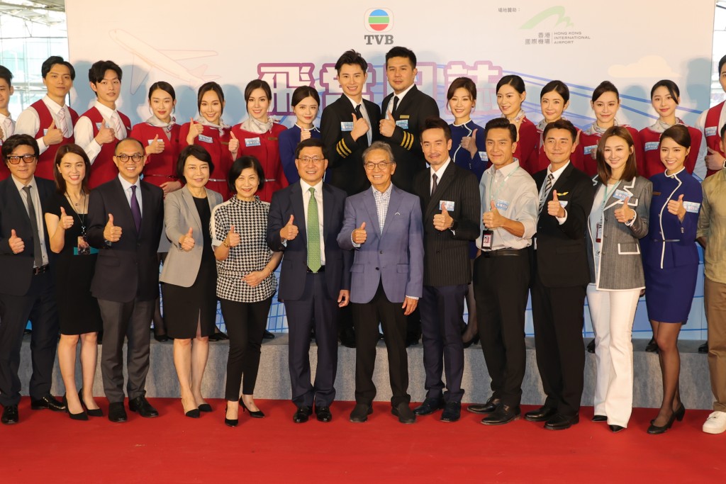 馬國明、陳豪、蔡思貝、高海寧、洪永城、劉穎鏇及郭柏妍等為今日（25日）到機場出席TVB新劇《飛常日誌》開鏡拜神儀式。