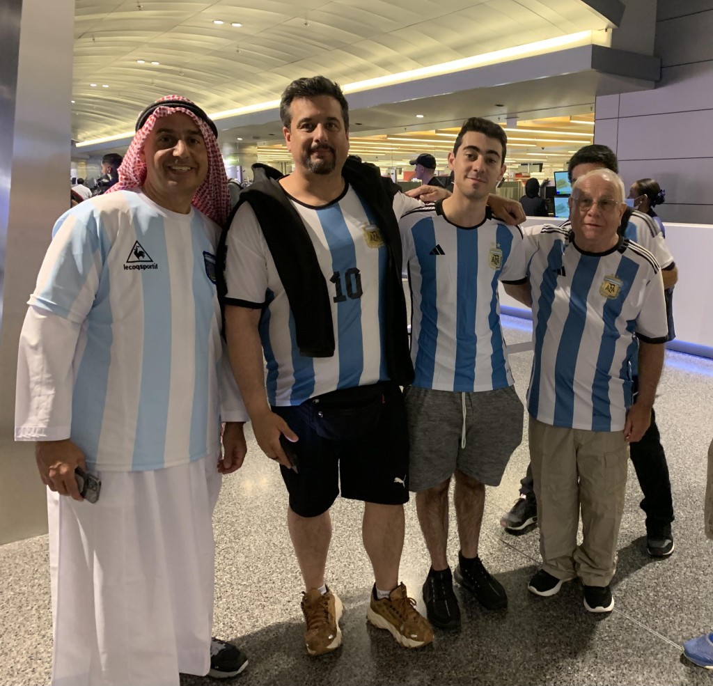 Candy與兩批阿根廷球迷交流，發現球迷眼光奇準。