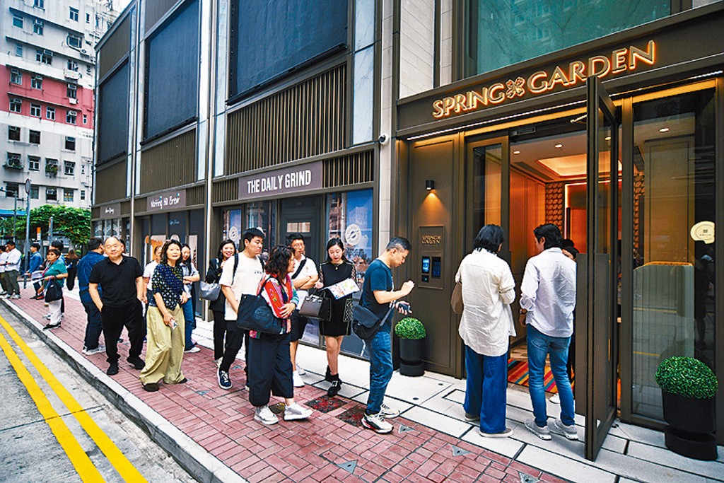 灣仔SPRING GARDEN昨截票前仍然吸引不少睇樓客到場參觀,現場仍有代理出動撈客。