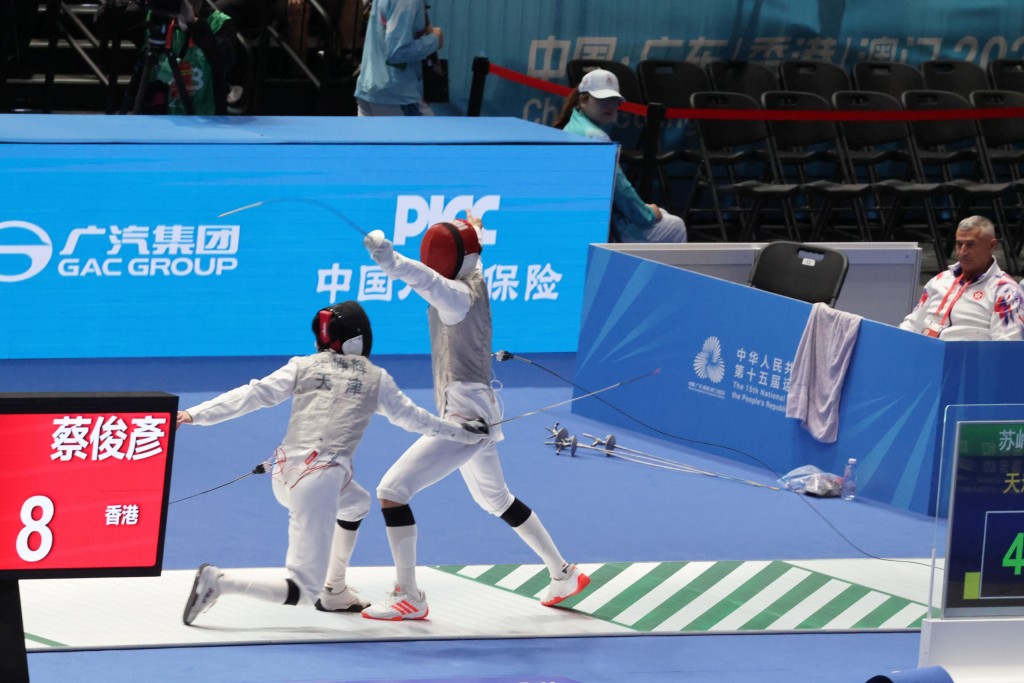 蔡俊彦(右)晋级男子花剑个人赛16强。徐嘉华摄 蔡俊彦(右)晋级男子花剑个人赛16强。徐嘉华摄