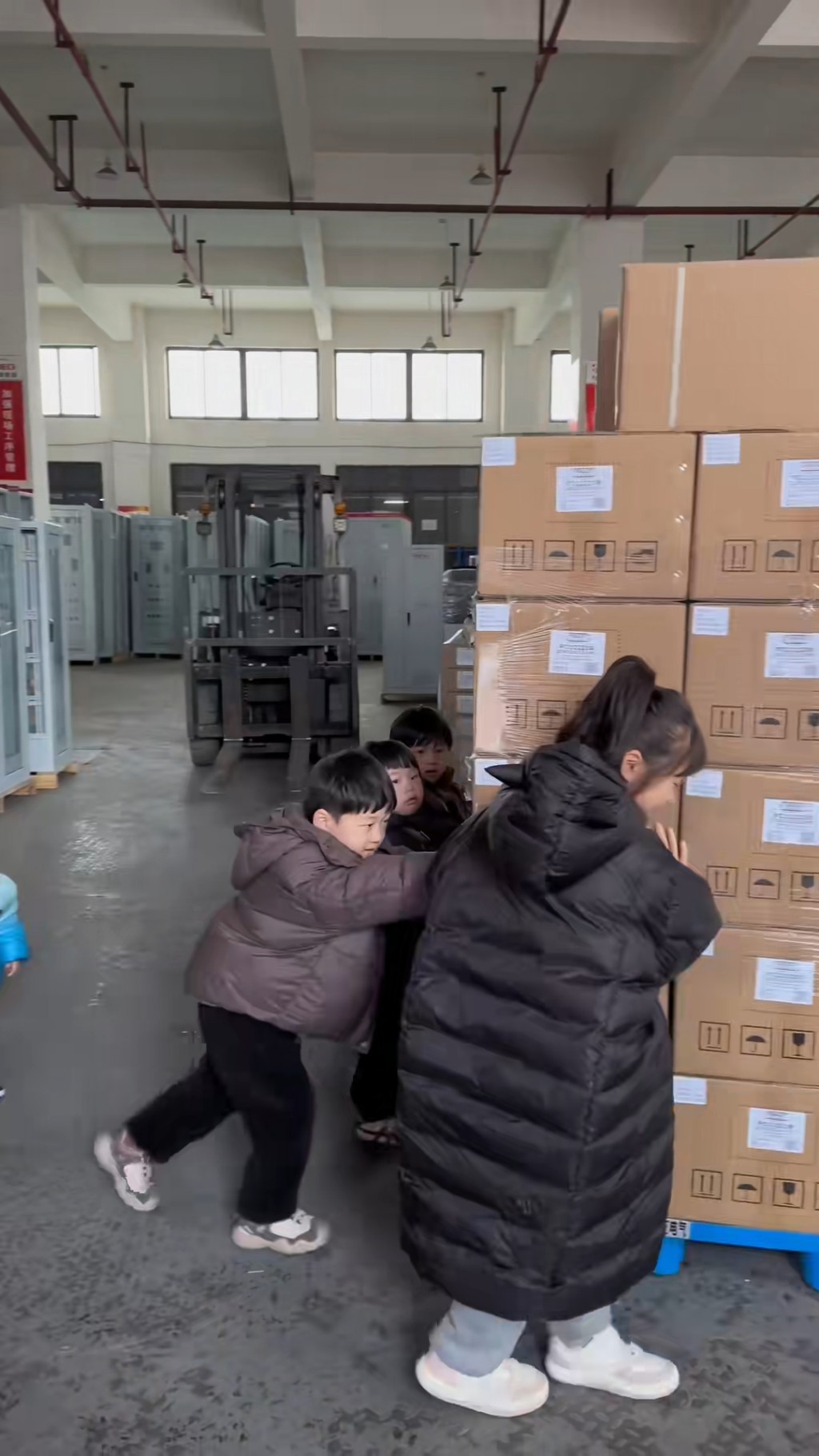 近日趙萬龍上載影片，新年將至，趙萬龍的工廠不少員工都放假，趙萬龍請9名子女到工廠幫忙。