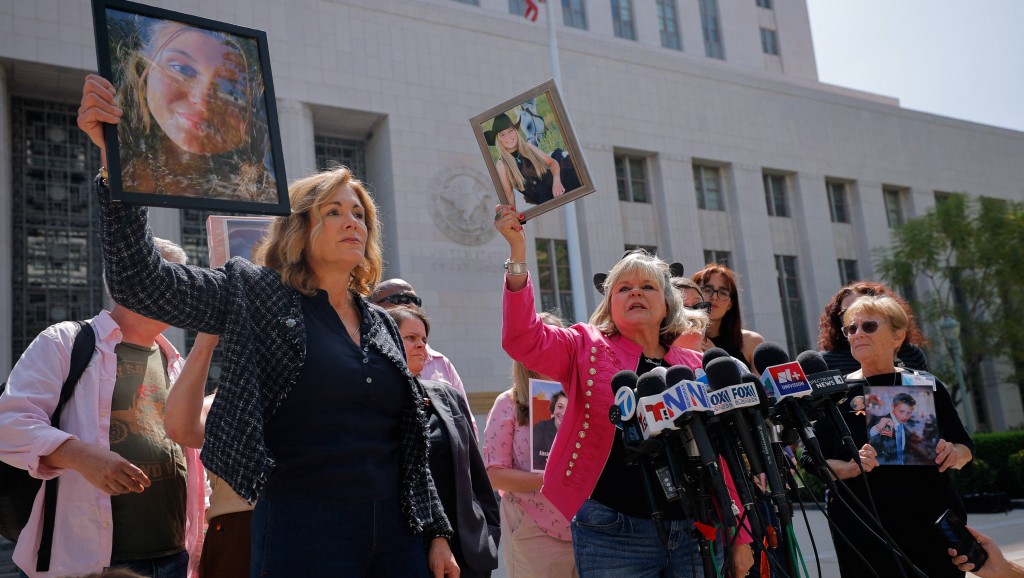 美社媒成瘾案裁决，法庭外状况。 路透社