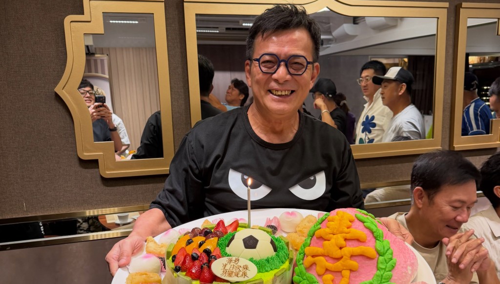 黃日華開心高舉特大壽桃及蛋糕，寓意健康長壽，福氣滿滿