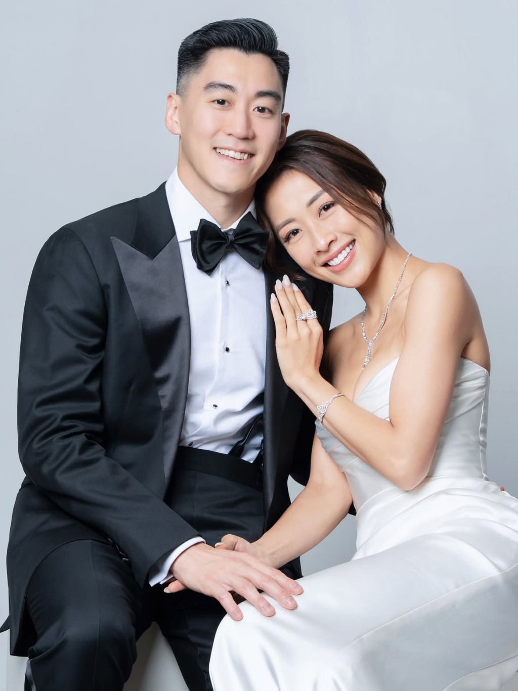 龐卓欣的婚紗大晒身材,但不及手上的鑽戒吸引人目光。 龐卓欣的婚紗大晒身材,但不及手上的鑽戒吸引人目光。