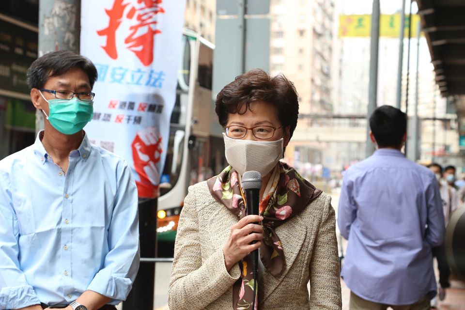 林鄭月娥用揚聲器向市民呼籲支持。圖:工聯會