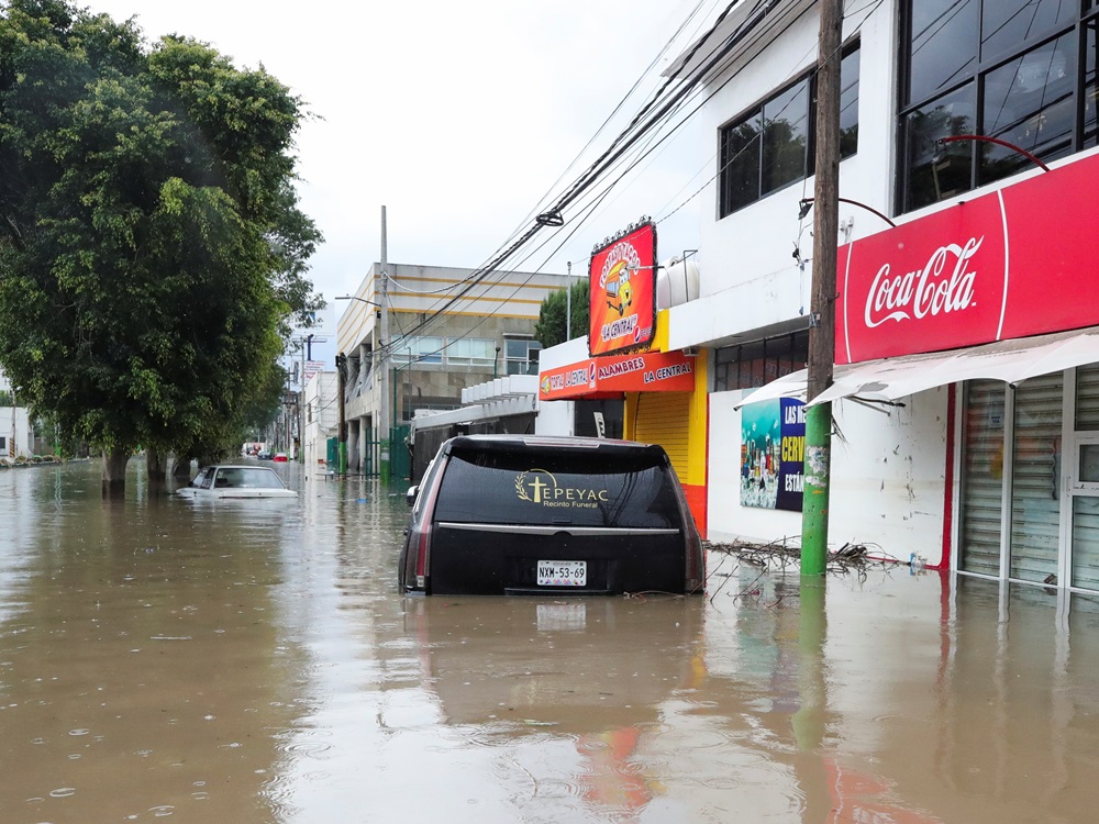 街道成為澤國,有汽車被淹浸。路透社圖片