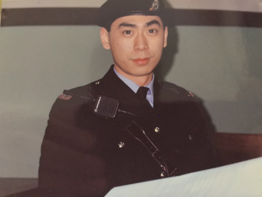 阿傑於1993年在機動部隊擔任傳令員，當年軍裝部員佐級人員在肩膊佩帶刻有警員編號的紅色底板小肩章，表示這名軍裝人員具有基本英語會話和寫作能力。