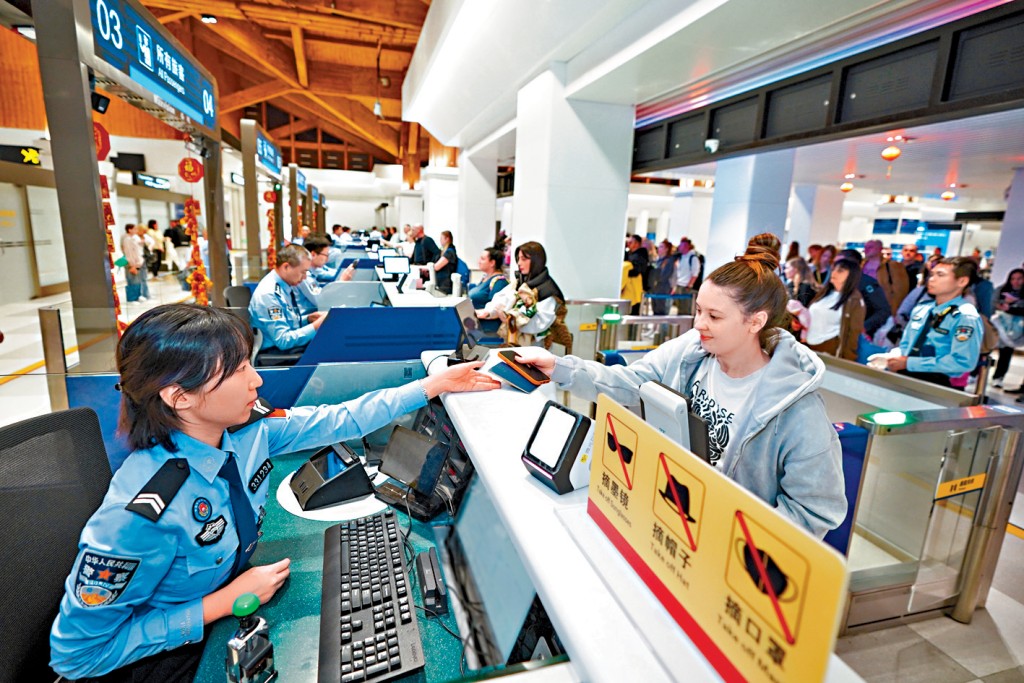 免簽政策帶火入境遊，來華外國旅客數量持續增加。