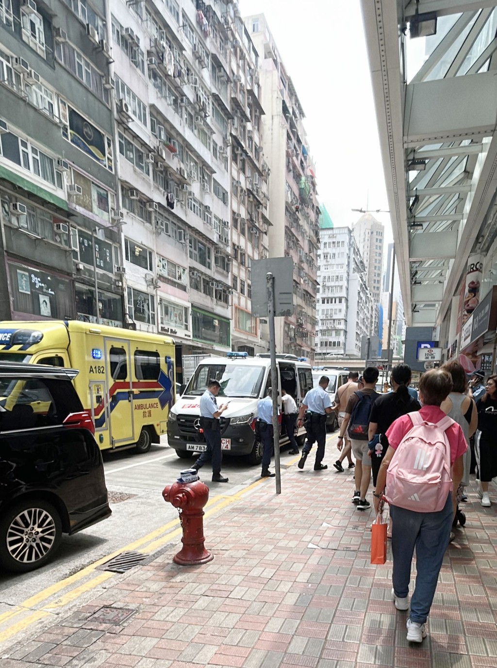 警方拘捕兩人，再將他們送往醫院治理。讀者提供
