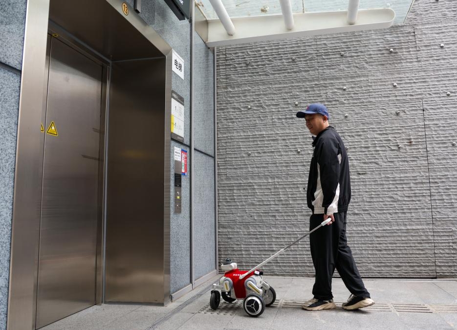 深圳地鐵首次試點啟用智能導盲犬「小蒜」。 新華社 深圳地鐵首次試點啟用智能導盲犬「小蒜」。 新華社