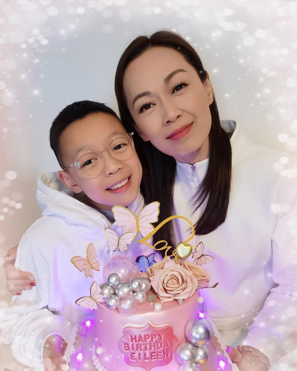 姚瑩瑩昨日51歲生日，有仔萬事足的她在IG貼出與囝囝的慶生相，兩母子好sweet。