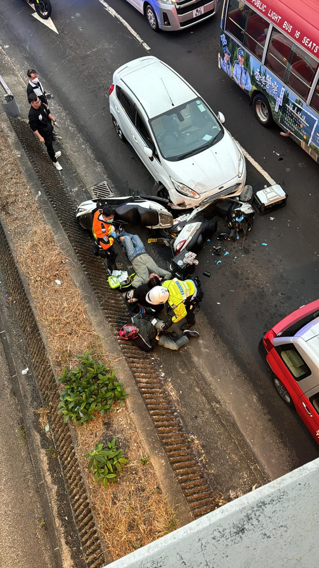 兩部電單車捱撞後殘骸散落一地。車cam L（香港群組）FB