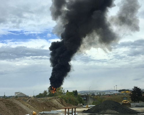 一架載有13人的B-17轟炸機在美國康涅狄格州的布拉德利國際機場墜毀。AP