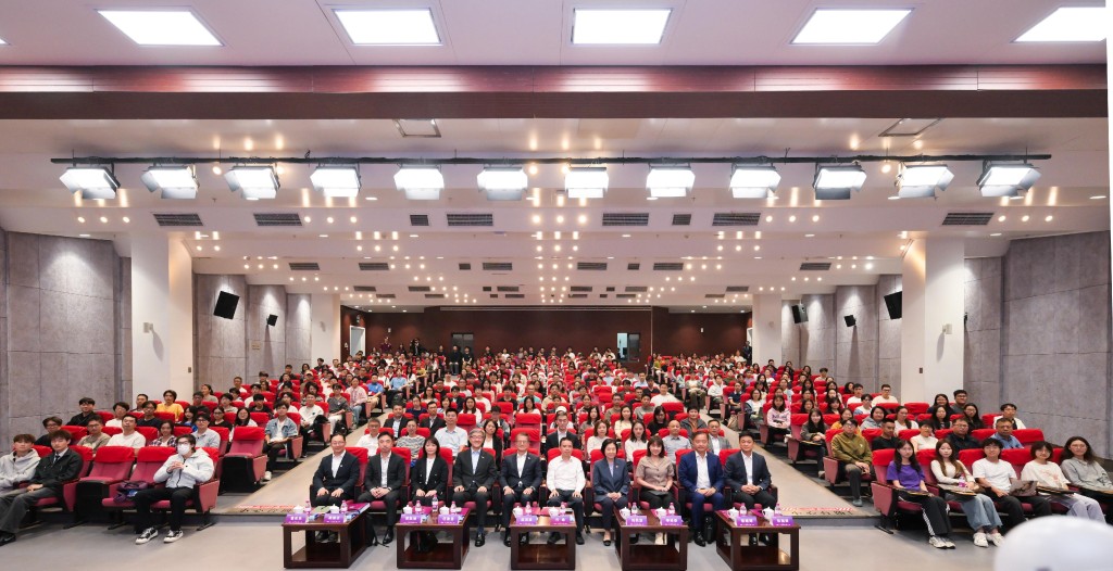 陳茂波(第一排左五)和代表團與南京大學師生合照。政府新聞處 陳茂波(第一排左五)和代表團與南京大學師生合照。政府新聞處