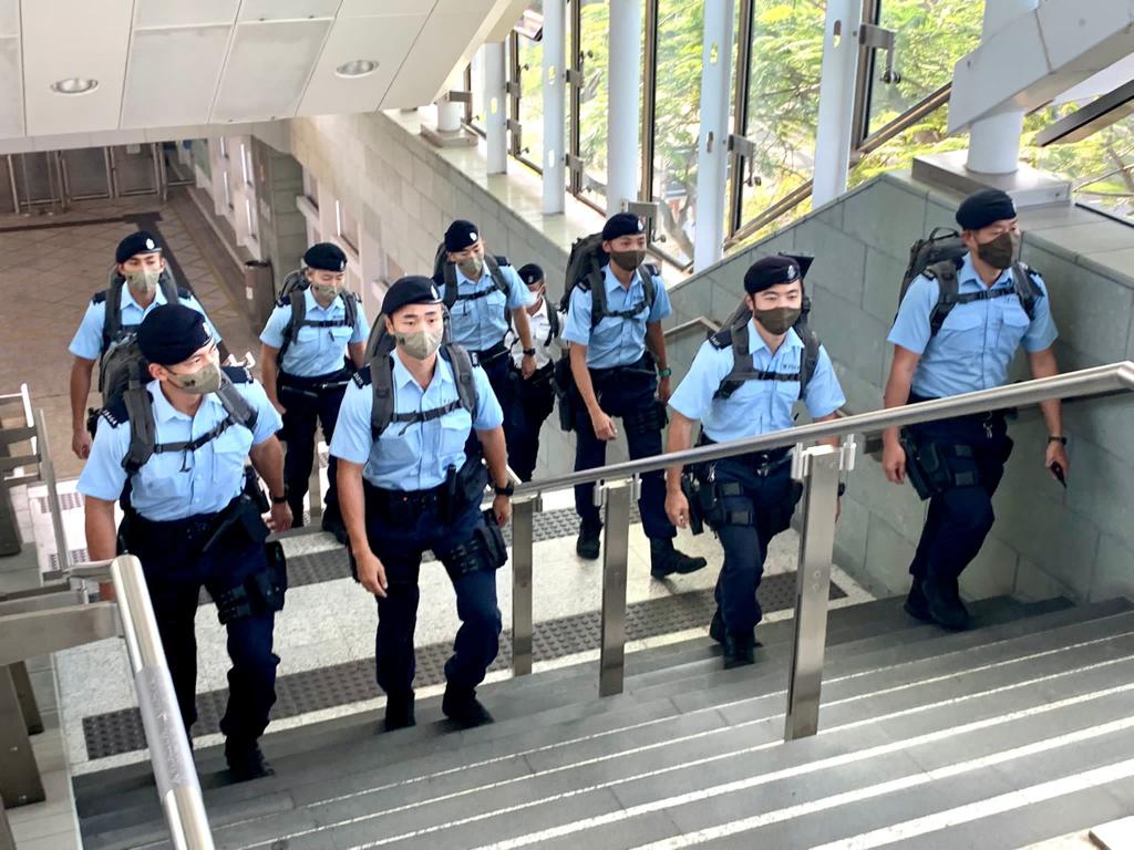 警方反恐特勤隊聯同機場特警組以及鐵路應變部隊,於港鐵站進行高姿態聯合巡邏。