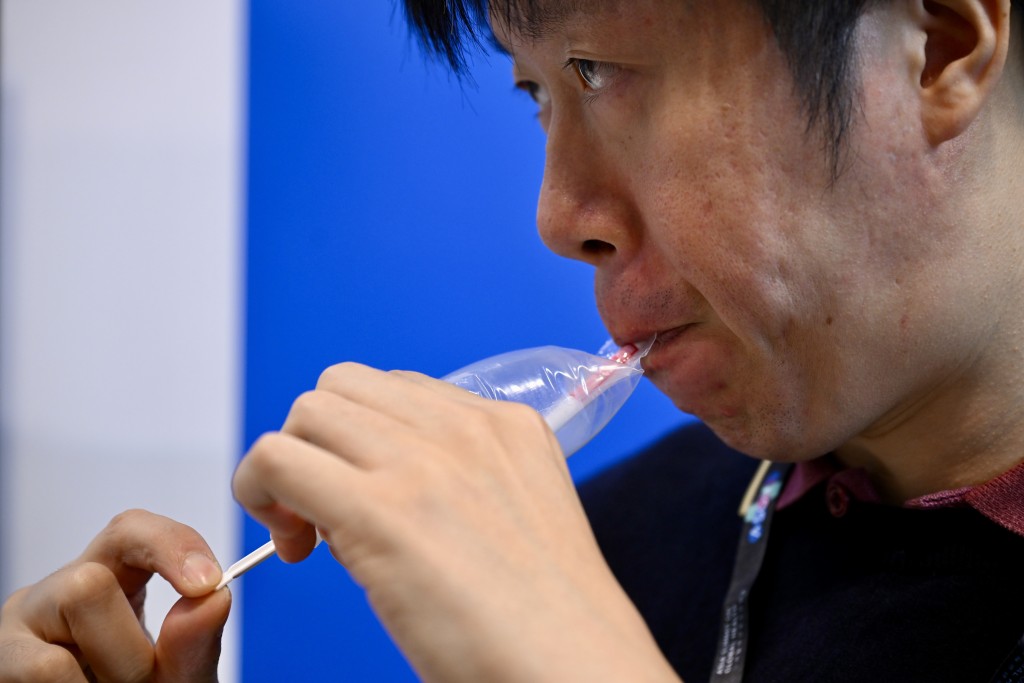 澳科環球有限公司展出手持式呼吸酮分析儀，運用光子感測技術，讓使用者只需呼一口氣，即可在三分鐘內測量氣酮濃度。