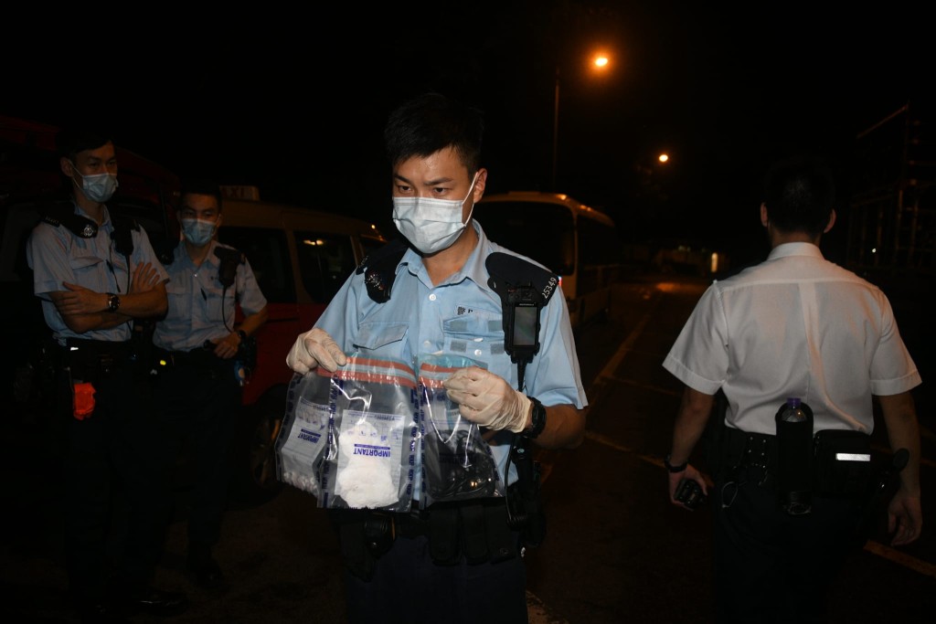 警員沿路執毒品。