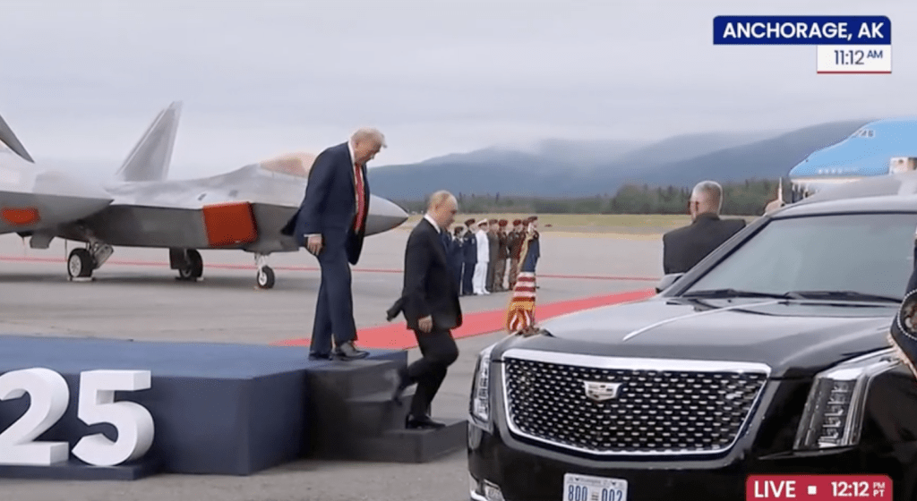 合照拍畢,普京在特朗普陪同下,一同登上美方安排的專車離開,報道指兩人隨即舉行會談。C-Span直播畫面截圖 合照拍畢,普京在特朗普陪同下,一同登上美方安排的專車離開,報道指兩人隨即舉行會談。C-Span直播畫面截圖