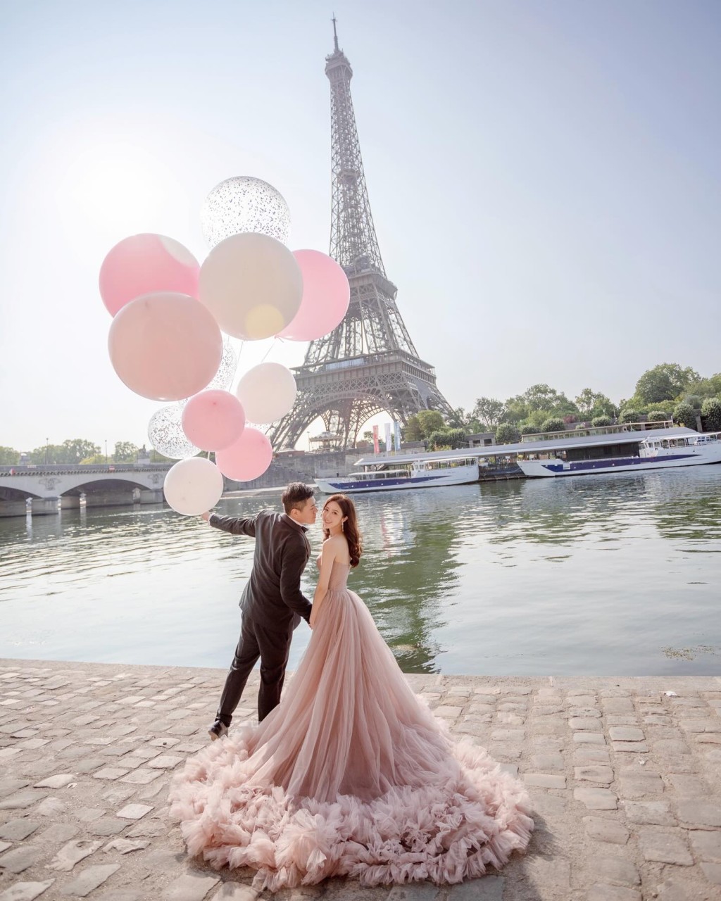 何依婷社交平台貼上在巴黎的婚照。  ​