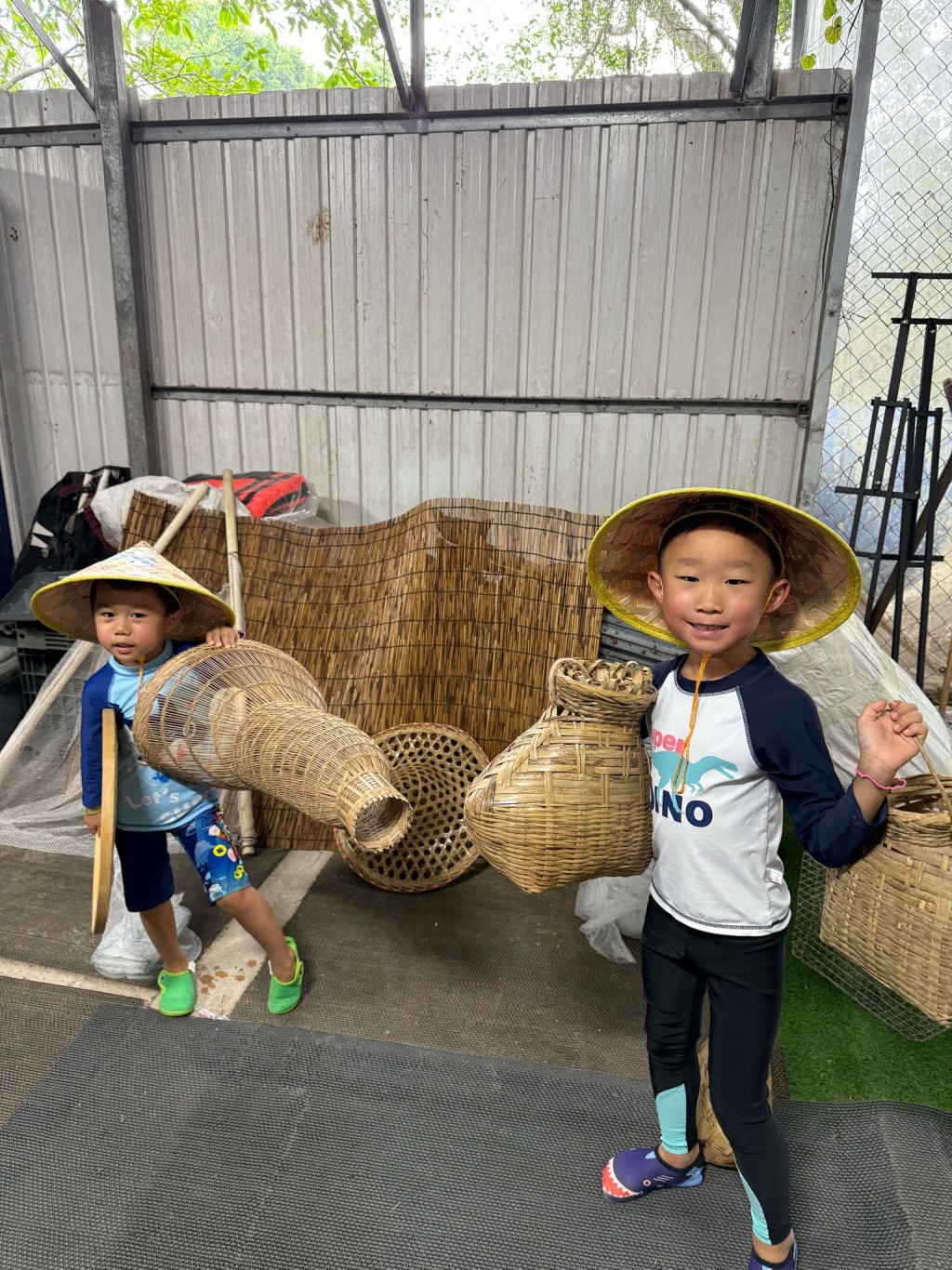親手製作一頂漁夫帽,及製作捕魚籠餌食就出發去捉魚喇!(圖片來源:受訪者提供) 親手製作一頂漁夫帽,及製作捕魚籠餌食就出發去捉魚喇!(圖片來源:受訪者提供)