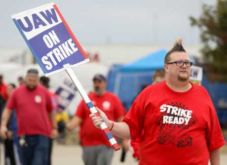UAW工会成员在俄亥俄州托莱多市Stellantis车厂的装配大楼执行罢工纠察任务。美联社