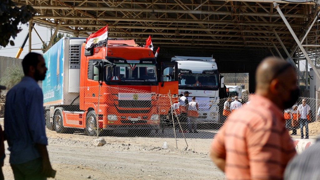 运载救援物资的货车抵达加沙境内。 路透社