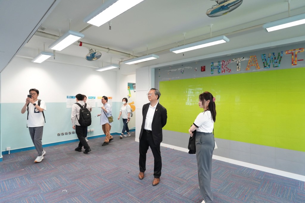房屋局官員聯同NGO早前參觀空置的校舍。房屋局fb 房屋局官員聯同NGO早前參觀空置的校舍。房屋局fb