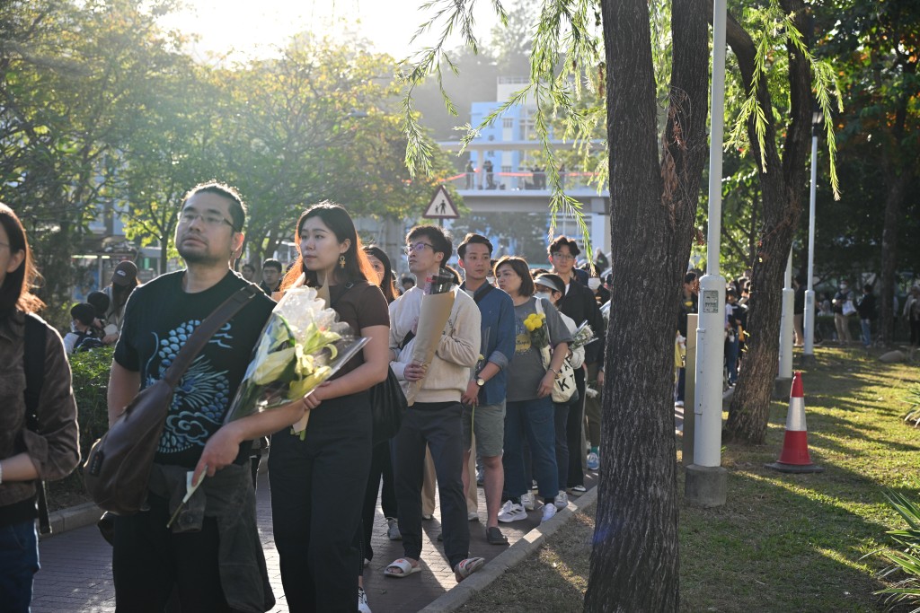 數百名市民今日到場獻花悼念死難者。