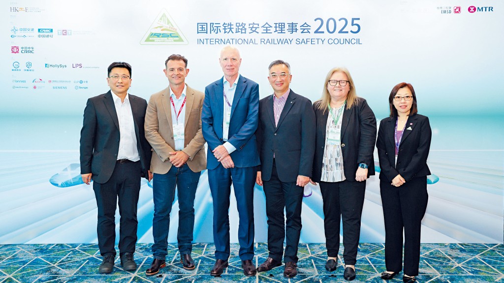 第三十五屆國際鐵路安全理事會年度會議於今天在香港隆重揭幕，本屆會議由國家鐵路局、機電署及港鐵公司合辦，香港工程師學會為合作伙伴。IRSC核心小組成員和代表們齊聚一堂，共同推動全球鐵路安全發展。 