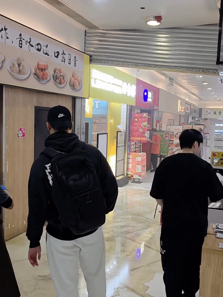 另外一则防火闸亦被顶住。Threads：b.f.1030