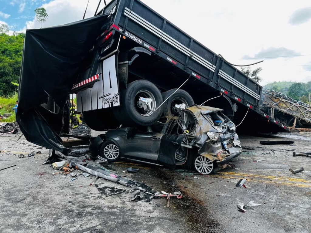 意外亦涉及一輛私家車，車上三名乘客被救出生還。路透社