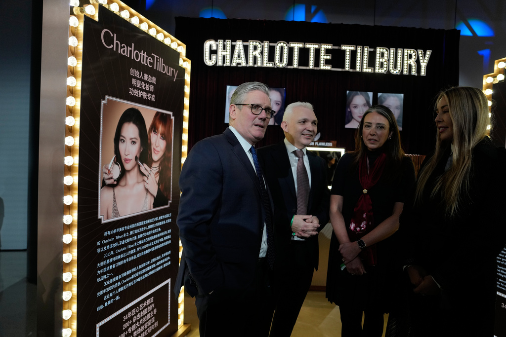 施紀賢30日到訪位於上海的House of UK。美聯社