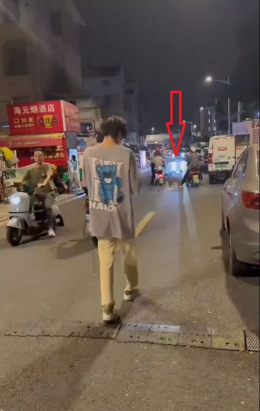 快遞員染血倒地後仍遭人狂踢猛踩頭部，但無人施援。Ｘ