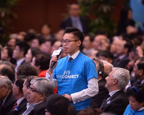 原本在北京的林節思亦來到現場，站起身發言大賣溫情大叫「媽媽」，