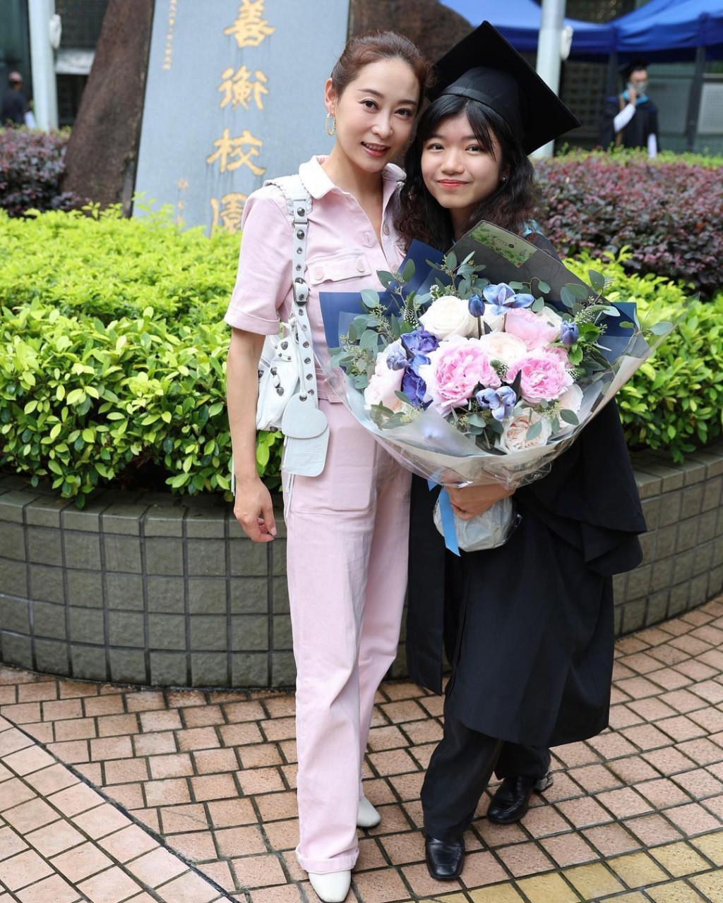 杨卓娜晒出与二女Emma的合照，Emma身穿毕业袍、头戴四方帽，于浸会大学毕业。