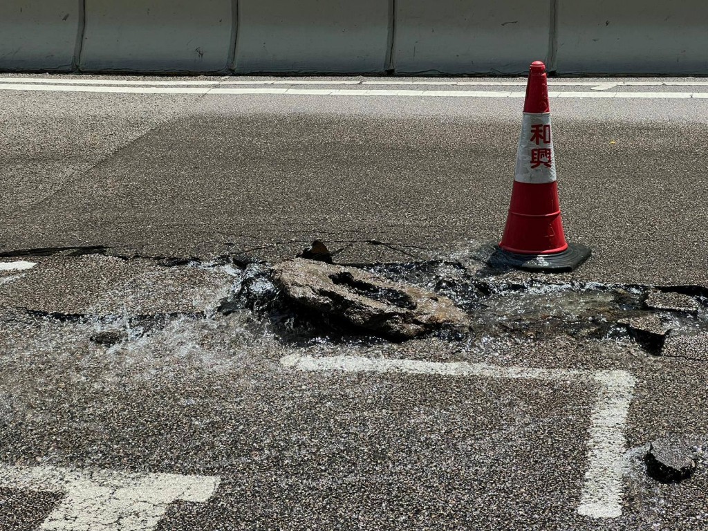 水務署人員到場關水掣,現場已停止湧水。FB:林玉珍議員辦事處 水務署人員到場關水掣,現場已停止湧水。FB:林玉珍議員辦事處