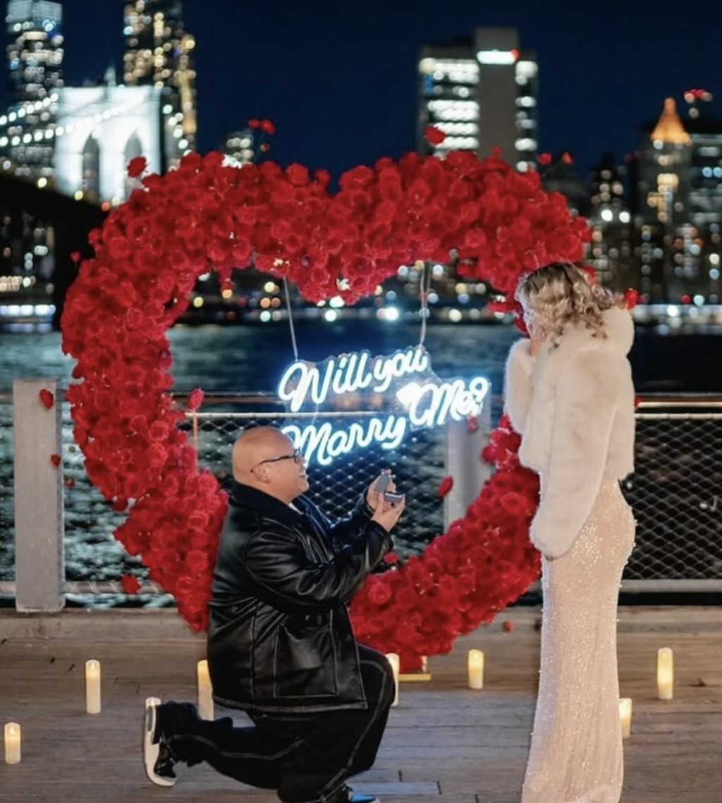 去年3月,Jacob向Veronica求婚成功。 去年3月,Jacob向Veronica求婚成功。