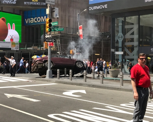 私家車失控剷上行人路。網圖